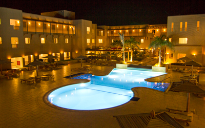 Illuminated hotel pool in the courtyard of The Breakers Somabay at night – relaxed ambiance.