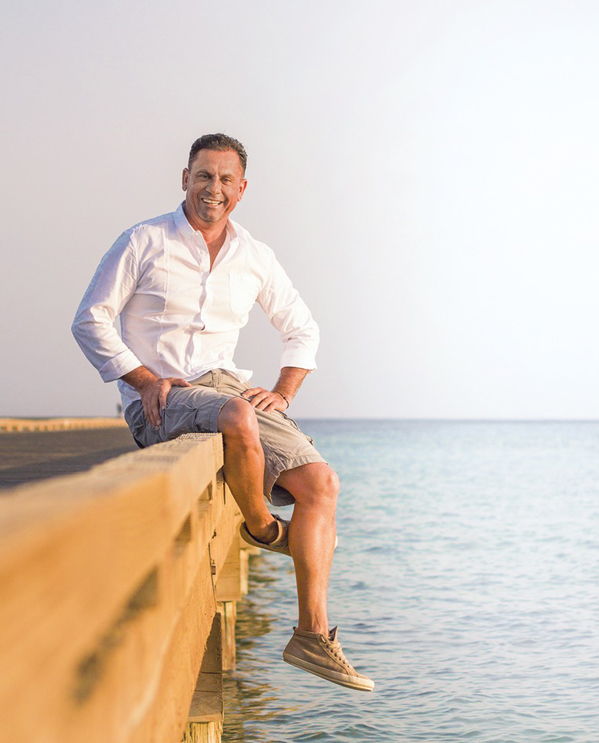 Team - Chef: Unser General Manager Stefan am wünderschön malerischen Steg direkt am Hausriff