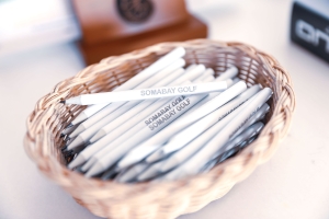 Ein Korb voller Golftees im Pro Shop in Somabay